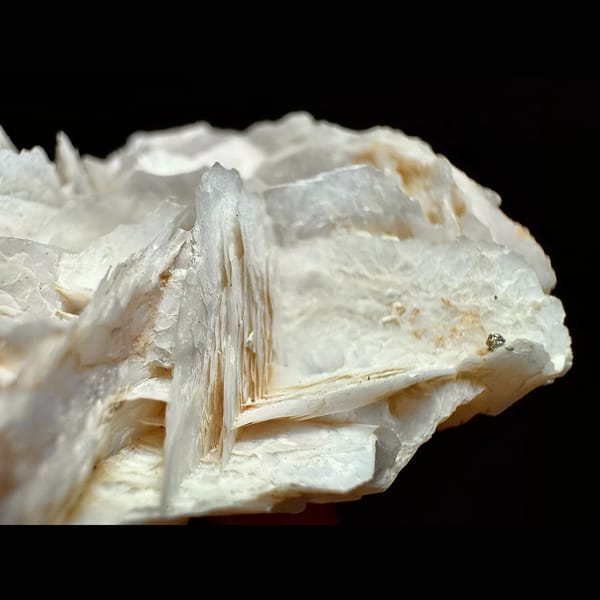 Petal calcite rosette cluster from Yaogangxian — detail view