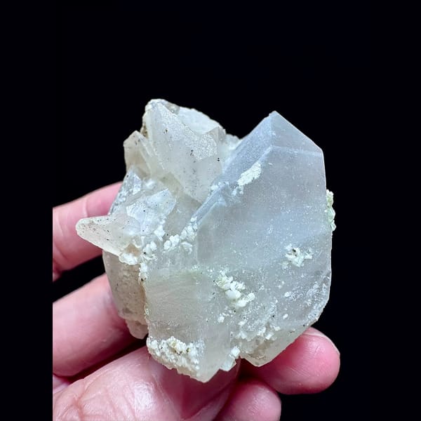 Quartz floater with calcite and scheelite from Yaogangxian — complete view