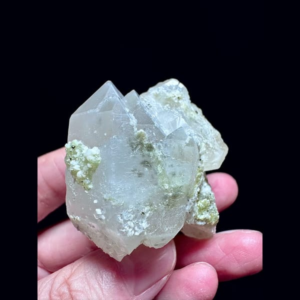 Quartz floater with calcite and scheelite from Yaogangxian — alternate view