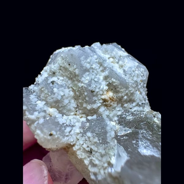Quartz floater with calcite and scheelite from Yaogangxian — detail view