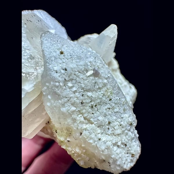 Quartz floater with calcite and scheelite from Yaogangxian — detail view