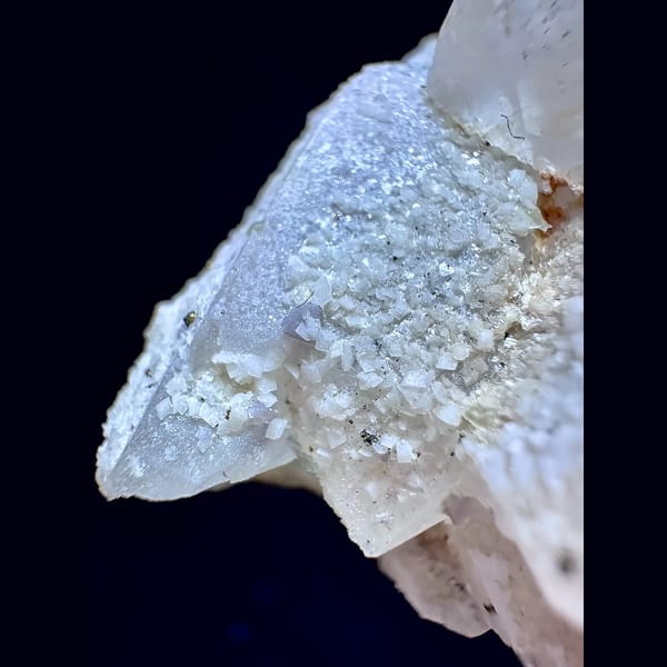 Quartz floater with calcite and scheelite from Yaogangxian — detail view
