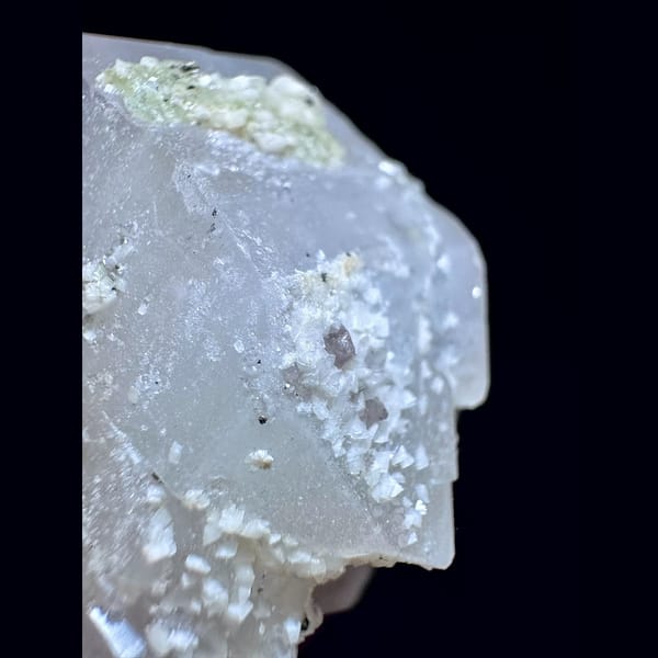 Quartz floater with calcite and scheelite from Yaogangxian — detail view