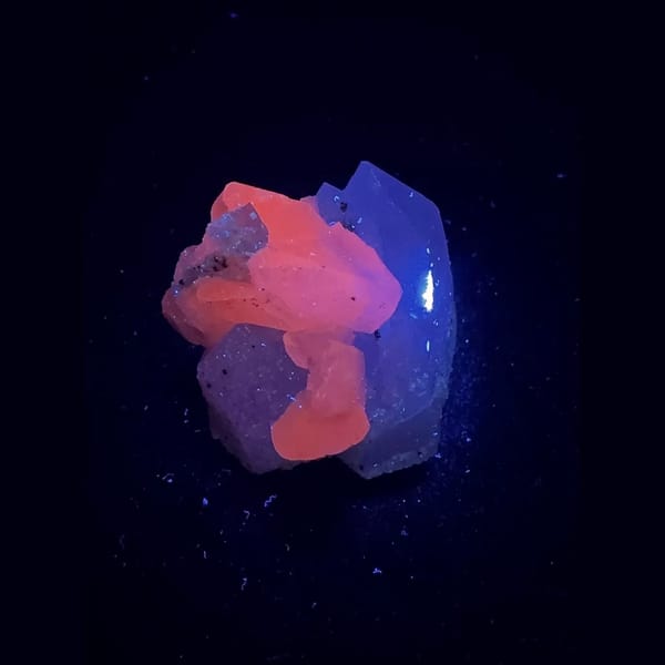 Quartz floater with calcite and scheelite from Yaogangxian — detail view