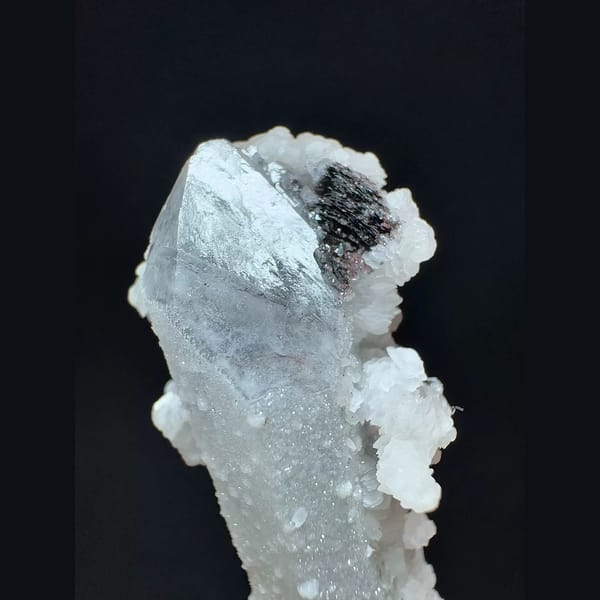 Sugar double-terminated quartz with petal calcite and hematite from Inner Mongolia — detail view