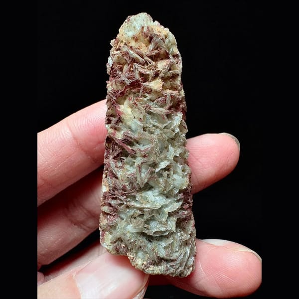 Quartz with multicolour petal calcite from Dong Ujimqin — complete view