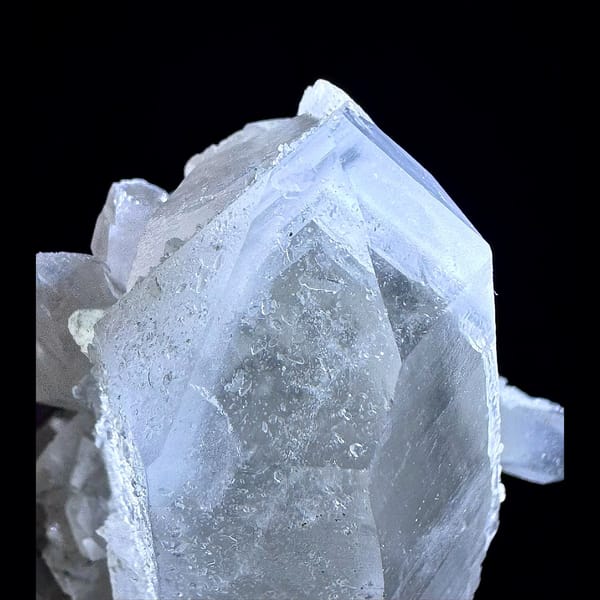 Phantom quartz with petal calcite from Yaogangxian — detail view