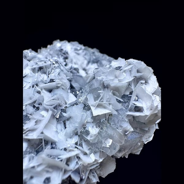 Quartz floater with petal calcite from Yaogangxian — detail view