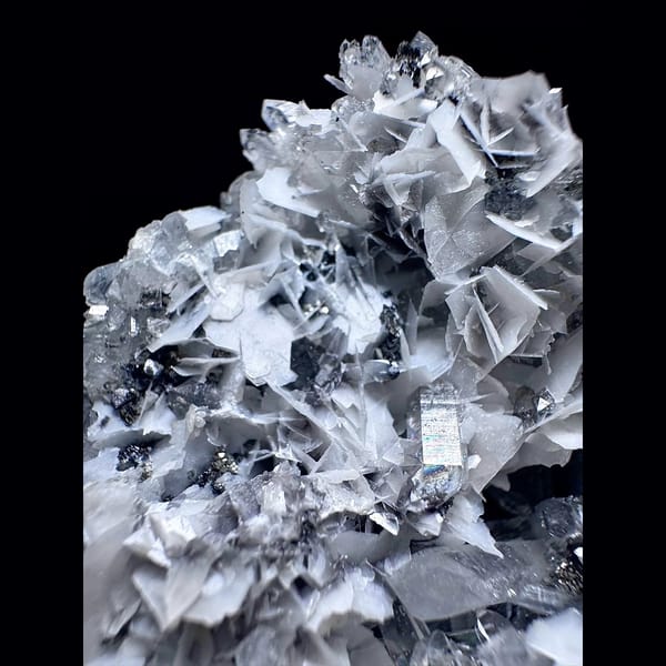 Quartz floater with petal calcite from Yaogangxian — detail view