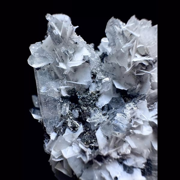 Quartz floater with petal calcite from Yaogangxian — detail view