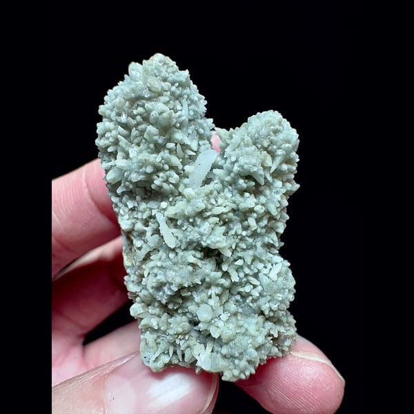 Sugar quartz with tooth-shaped green calcite from Inner Mongolia — alternate view