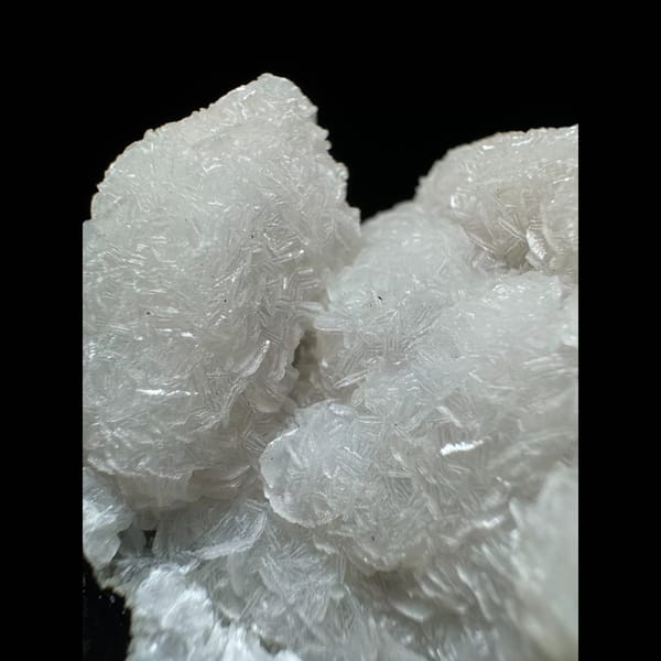 Castle quartz with petal calcite from Inner Mongolia — detail view
