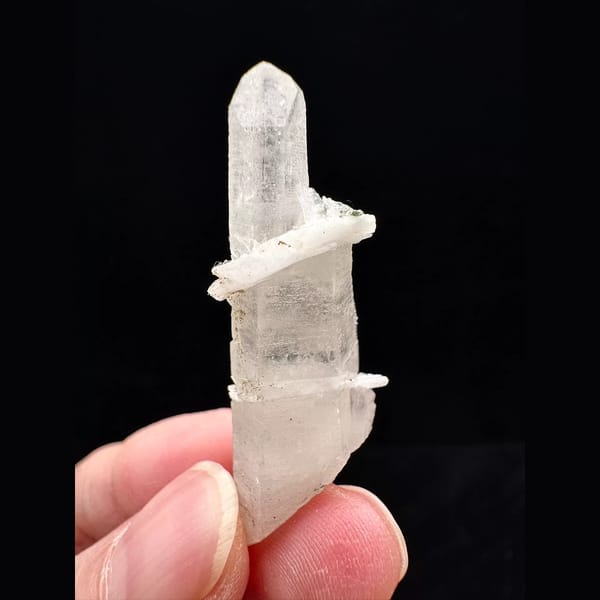 Interference quartz crystal with calcite blades from Huanggangliang — complete view