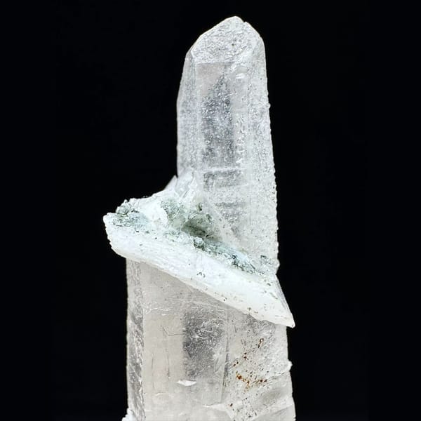 Interference quartz crystal with calcite blades from Huanggangliang — alternate view