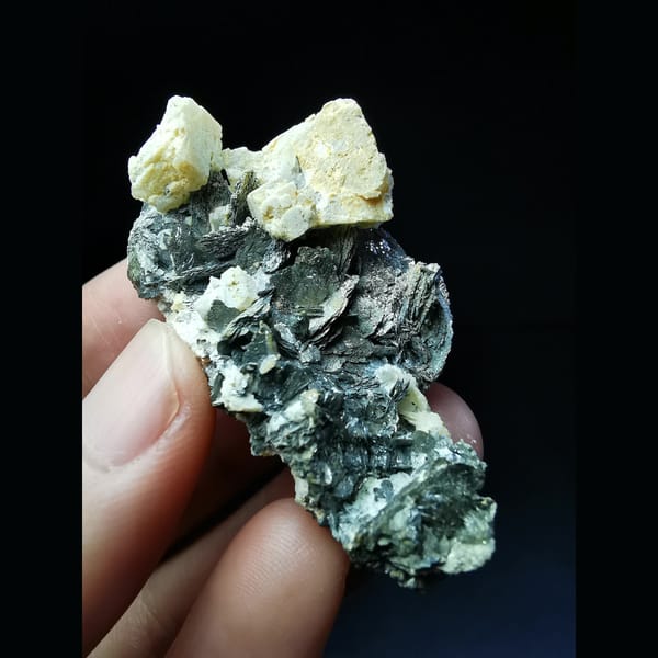 Platy loellingite with two calcite crystals from Huanggangliang — complete view