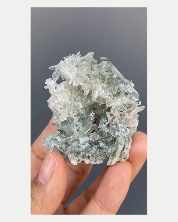 Complete right oblique view of green phantom quartz cluster