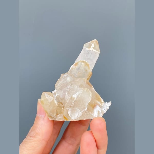 Caramel-tinted quartz floater cluster from Guangdong — complete view