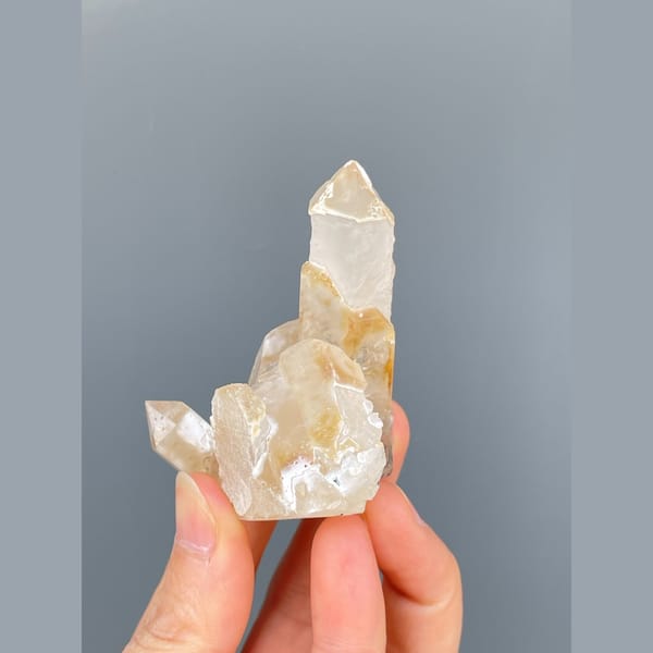 Caramel-tinted quartz floater cluster from Guangdong — alternate view