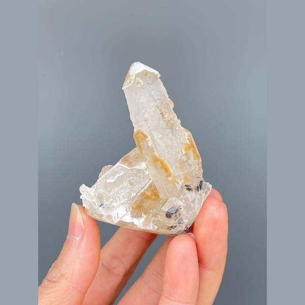 Caramel-tinted quartz floater cluster from Guangdong — detail view