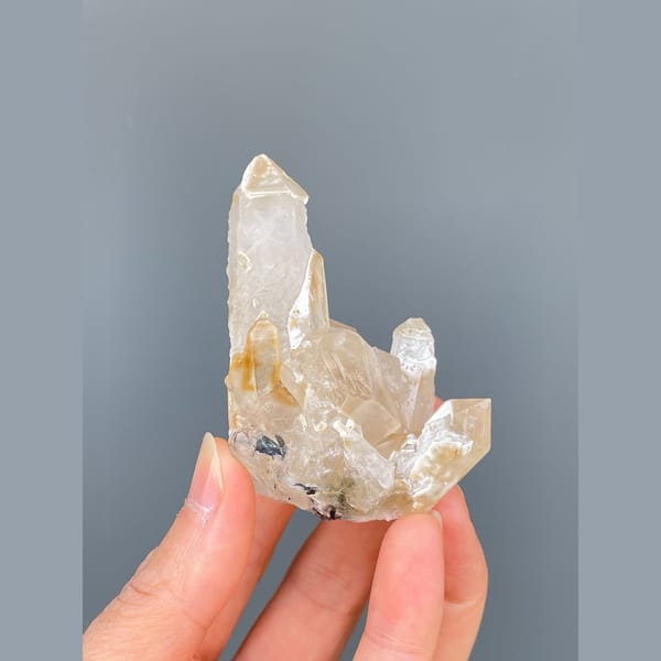 Caramel-tinted quartz floater cluster from Guangdong — detail view