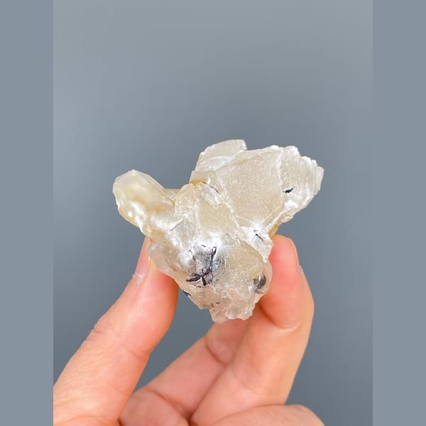 Caramel-tinted quartz floater cluster from Guangdong — detail view