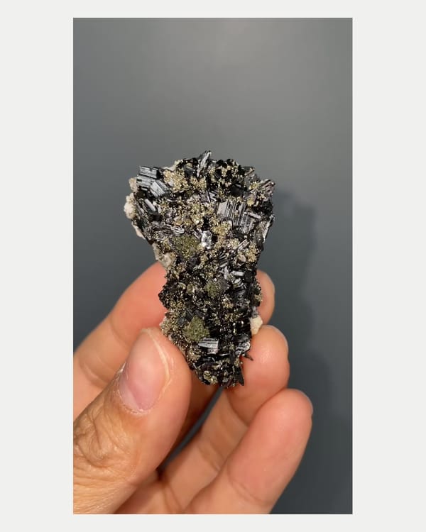 Complete front view of wolframite with pyrite and calcite