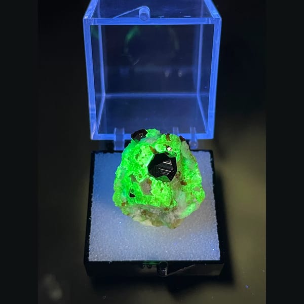 Spessartine garnet with hyalite opal from Yunxiao, Fujian — complete view
