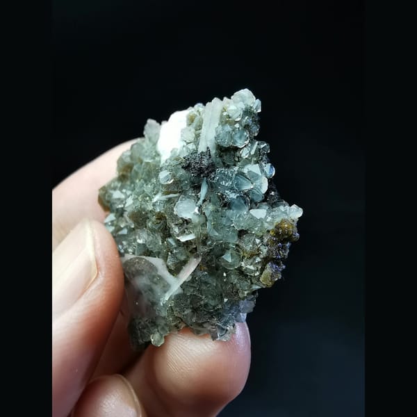 Floater garnet cluster with quartz, calcite and hematite — alternate view