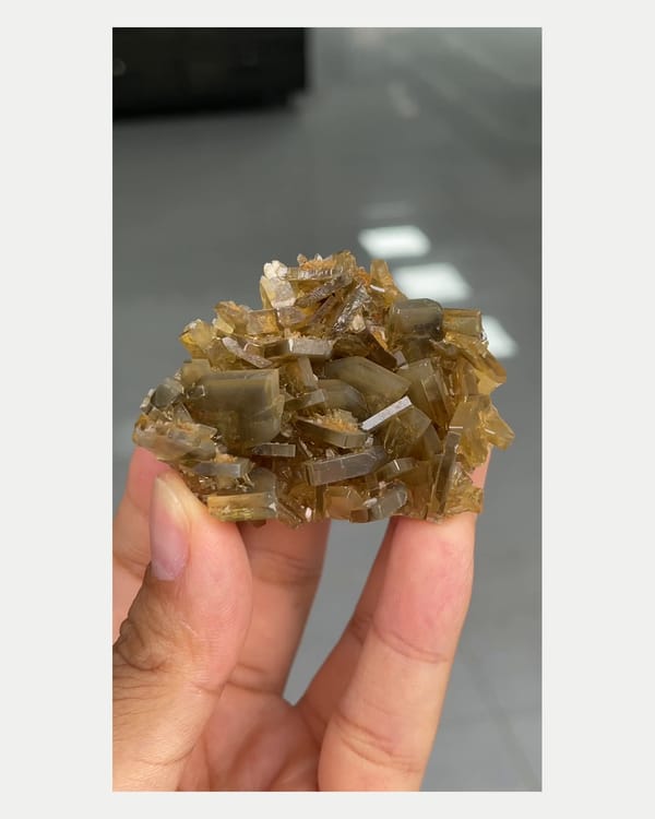 Complete front view of honey-brown baryte crystal cluster