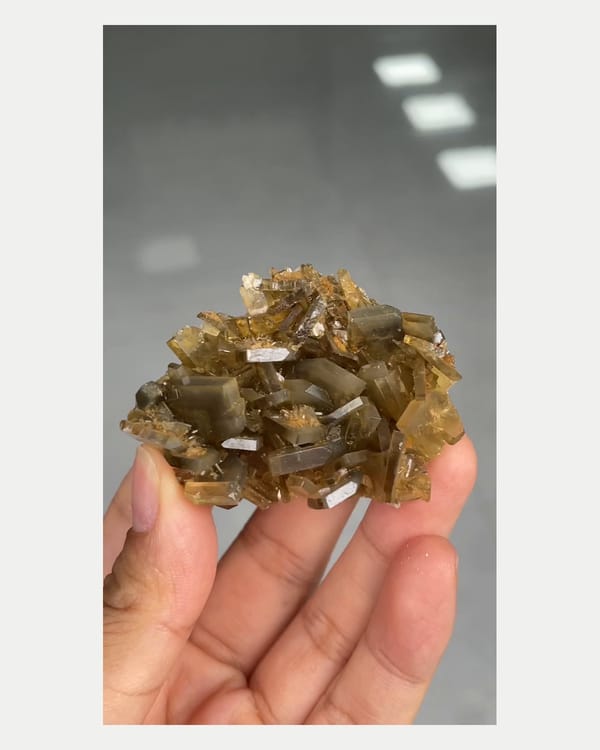 Complete right oblique view of honey-brown baryte crystal cluster