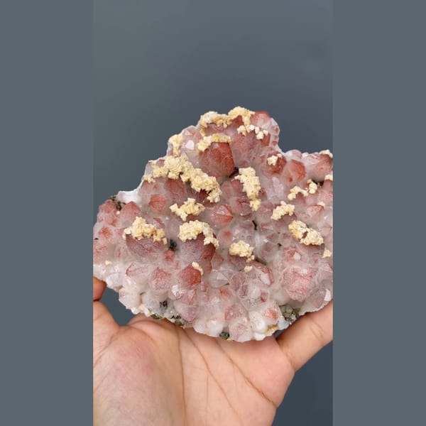 Large red quartz plate with cream dolomite from Dongxiang, Jiangxi — detail view