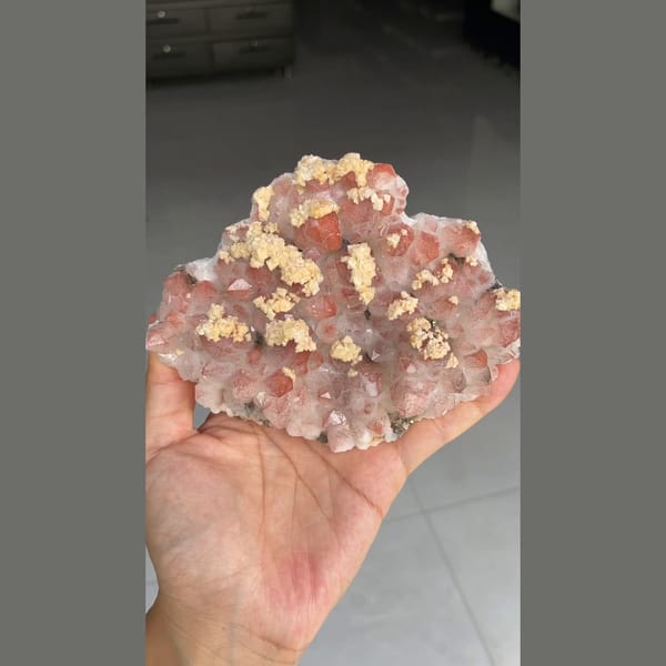 Large red quartz plate with cream dolomite from Dongxiang, Jiangxi — detail view