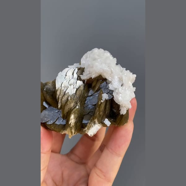 Brown bladed siderite with white dolomite from Hezhang, Guizhou — complete view