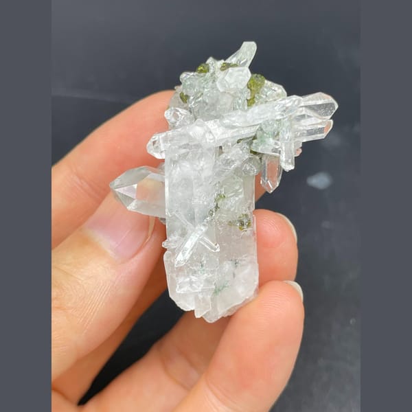 Clear quartz crystals with green epidote from Meigu — detail view