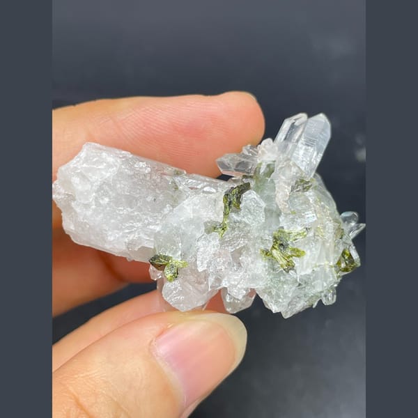 Clear quartz crystals with green epidote from Meigu — detail view