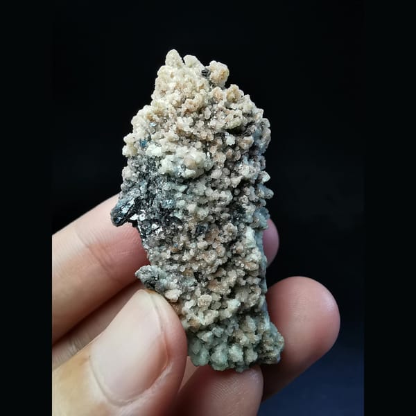 Quartz with red and white calcite and hematite — complete view