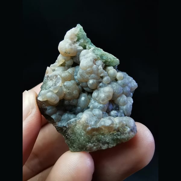 Purple-pink bultfonteinite grapes from Shijiangshan — complete view