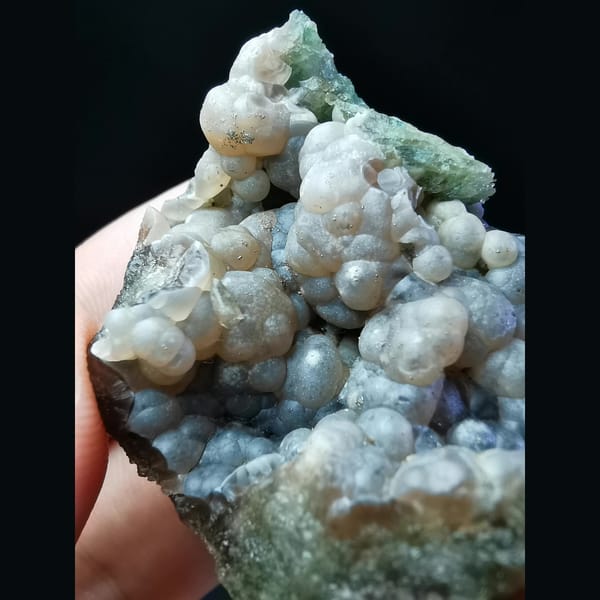 Purple-pink bultfonteinite grapes from Shijiangshan — alternate view