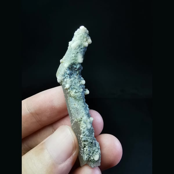 Crossed quartz crystals with small pink calcite — complete view