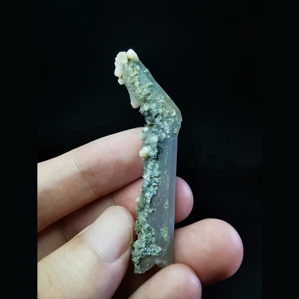 Crossed quartz crystals with small pink calcite — alternate view