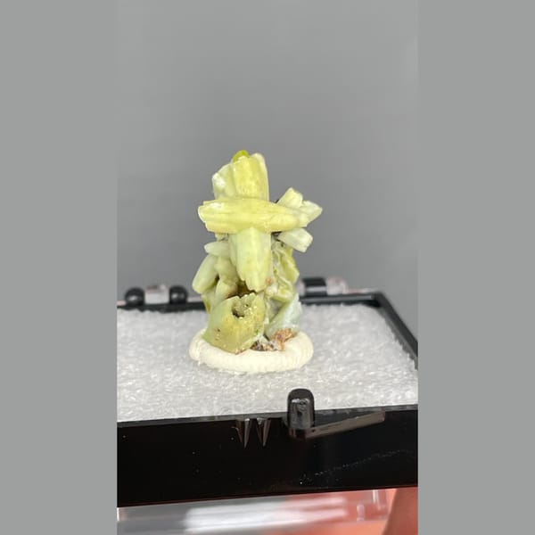 Yellow-green plumbogummite crystals from Guangxi — complete view