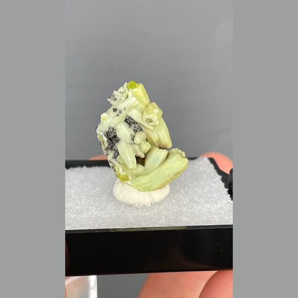 Yellow-green plumbogummite crystals from Guangxi — alternate view