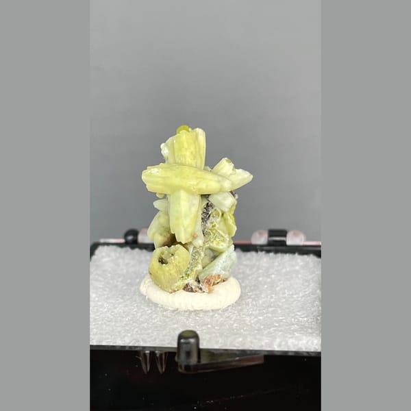 Yellow-green plumbogummite crystals from Guangxi — alternate view