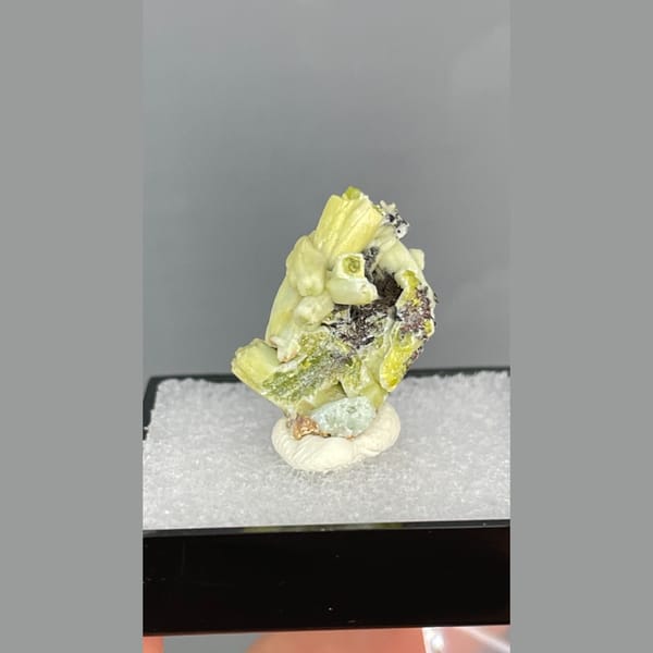 Yellow-green plumbogummite crystals from Guangxi — detail view