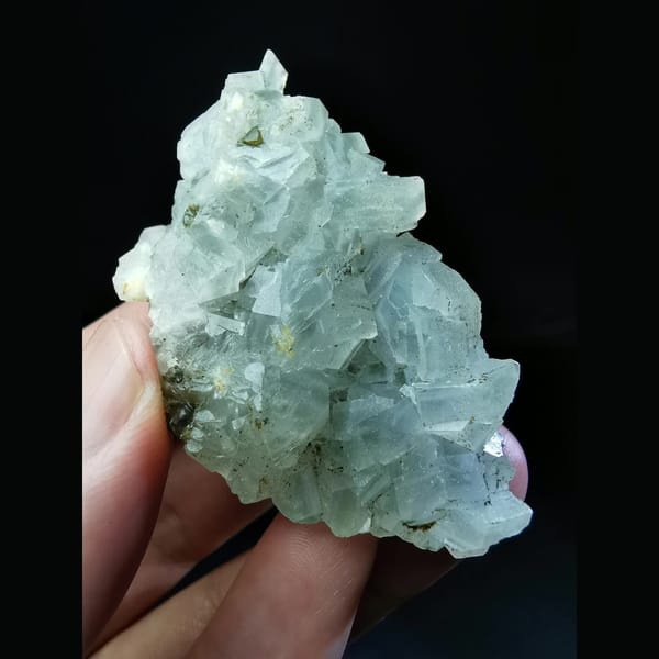 Bright short-prismatic calcite on quartz — complete view