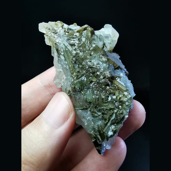 Bright short-prismatic calcite on quartz — detail view