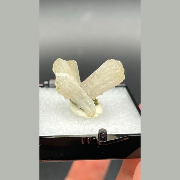 Cream stilbite zeolite sheaves with epidote from Fujian — complete view