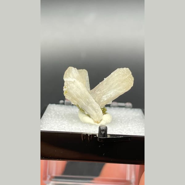 Cream stilbite zeolite sheaves with epidote from Fujian — alternate view