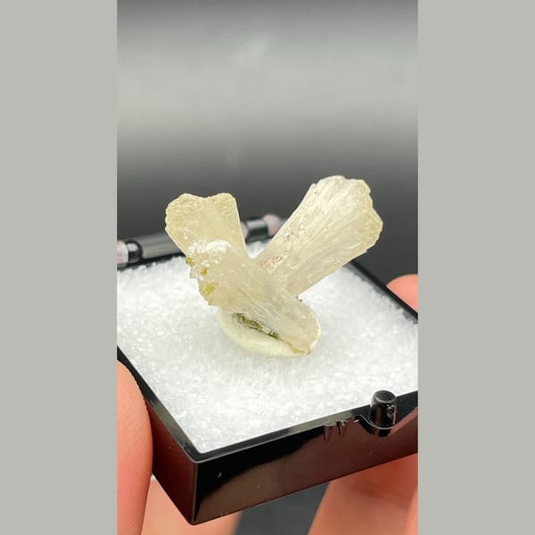 Cream stilbite zeolite sheaves with epidote from Fujian — alternate view