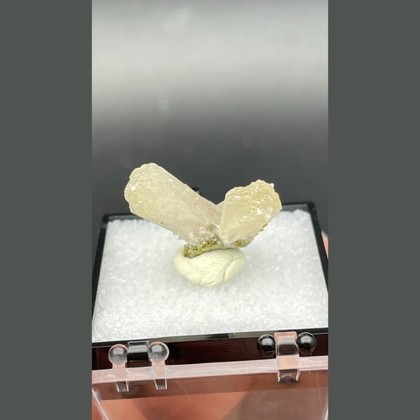 Cream stilbite zeolite sheaves with epidote from Fujian — detail view